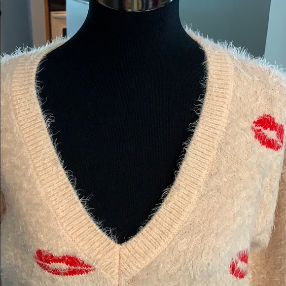 🆕 Pink Sweater with Lips Pattern - Picture 2 of 3